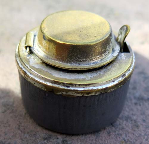 BRASS INKWELL WITH SPRING LOADED LID AND INTERNAL GLASS BOTTLE. 